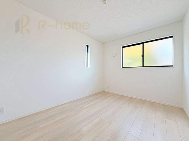 つくば市大曽根第1　新築戸建て　2号棟の洋室|2面窓の風通しの良い洋室です♪差し込む暖かな陽当たりで、室内がくつろげる空間に早変わりです♪