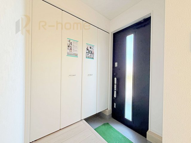 つくば市大曽根第1　新築戸建て　2号棟の玄関|気持ちよくご家族やゲストを送迎できる穏やかな雰囲気の玄関♪大きな下駄箱で玄関廻りスッキリ♪