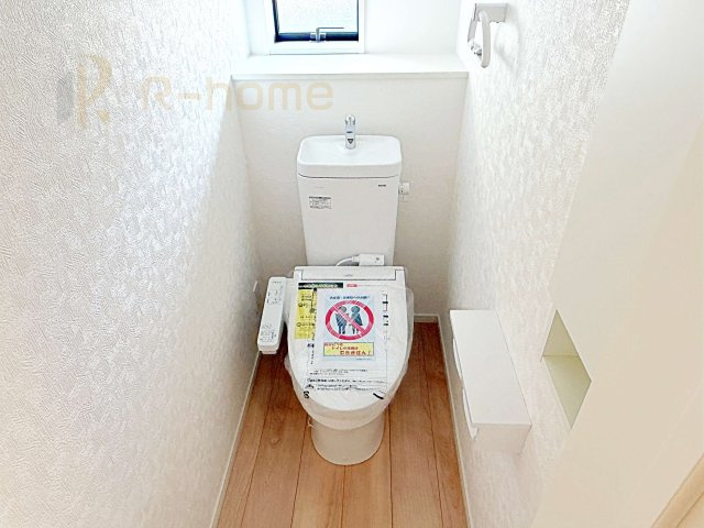 つくば市大曽根第1　新築戸建て　2号棟のトイレ|温水洗浄便座付きのトイレ。
トイレが２ヵ所設置で朝の忙しい時間でも安心です。