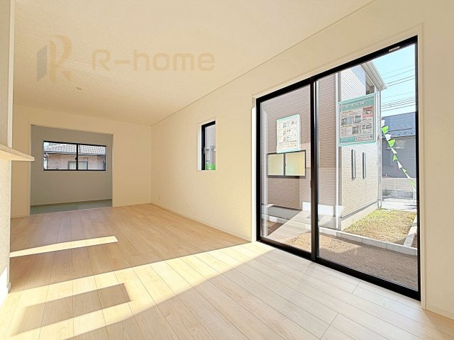 つくば市大曽根第1　新築戸建て　2号棟の居間・リビング|広々とした余裕のあるリビングです♪大きな窓からは自然光が届きます。