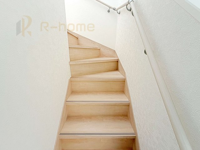 つくば市大曽根第1　新築戸建て　2号棟の内装|手すりのついた階段！小さなお子様の利用も一安心です♪