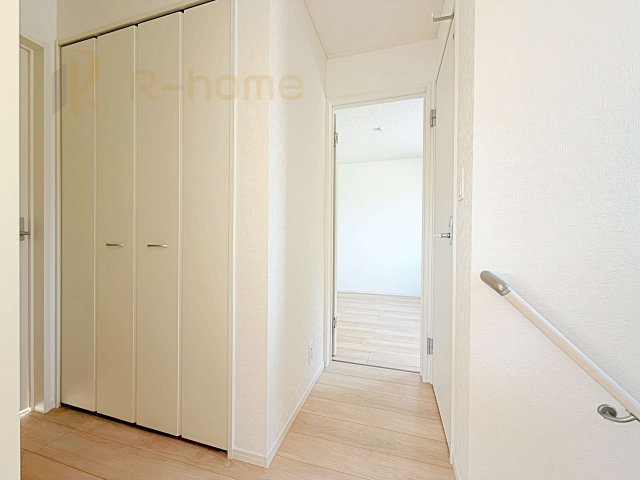 つくば市大曽根第1　新築戸建て　2号棟の収納|掃除機などの収納に便利なホール収納！