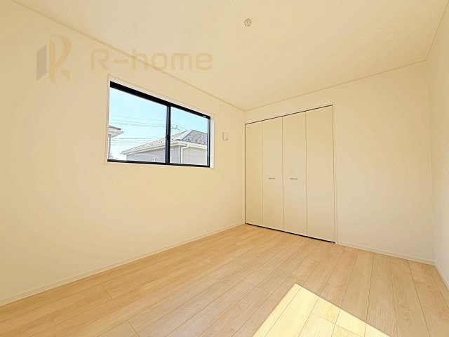 つくば市大曽根第1　新築戸建て　2号棟の洋室|どんな部屋家具も合わせやすいシンプルな洋室！
たっぷりの日差しと心地よい風が舞い込む住まい♪