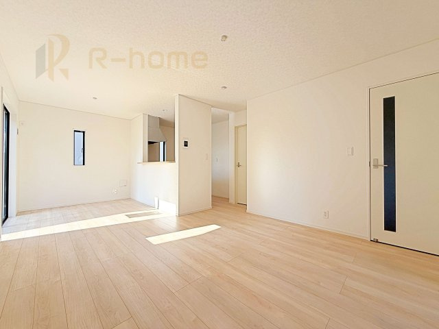 つくば市大曽根第1　新築戸建て　2号棟の居間・リビング|広くて明るいＬＤＫ♪ ゆったりくつろげるリビングスペースで、ご家族皆様の笑顔が溢れます。