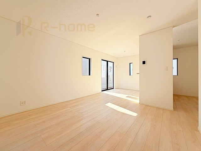 つくば市大曽根第1　新築戸建て　2号棟の居間・リビング|リビングには開口部を可能な限り多く設けました。人が集まる場所なので開放感が必要な場所だと思います。