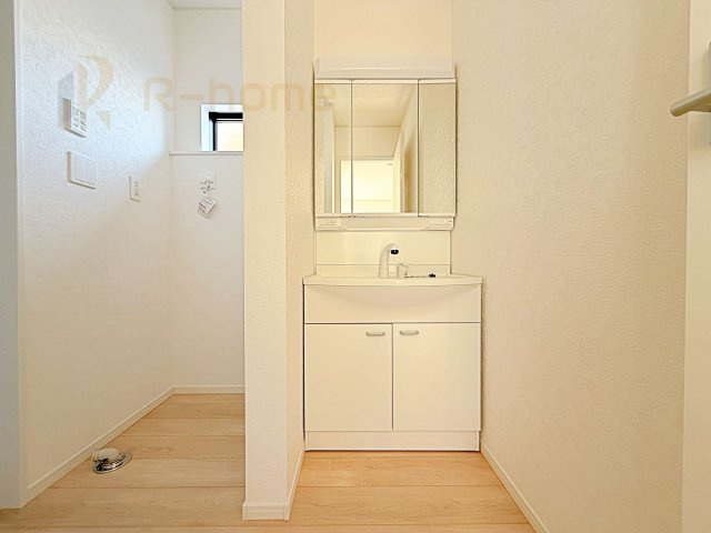 つくば市大曽根第1　新築戸建て　2号棟の洗面所|清潔感溢れる洗面台は嬉しい三面鏡付き。洗剤や歯ブラシなどもすっきり収納できます♪