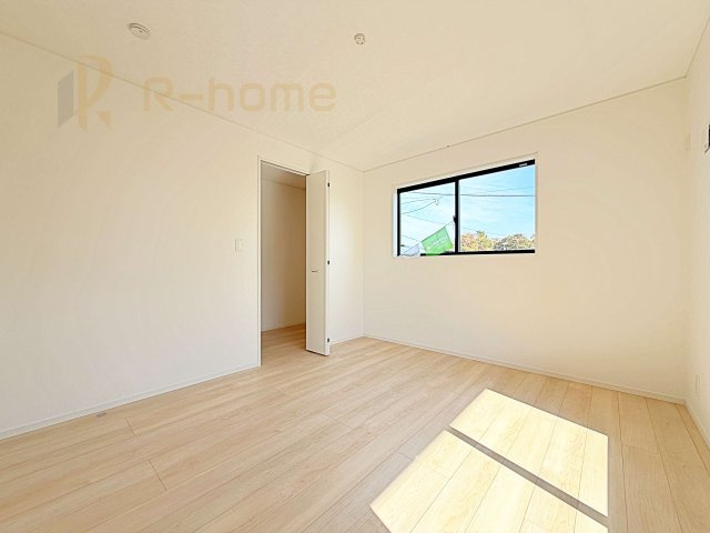 つくば市大曽根第1　新築戸建て　2号棟の洋室|収納便利なウォークインクローゼット付きの洋室♪
明るく風通しの良いお部屋です♪
