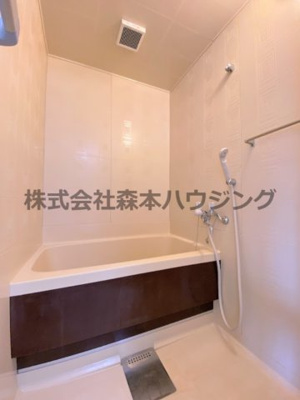 【浴室】 | 　ピュアスモト　C棟 | 落ち着いた空間のお風呂です
