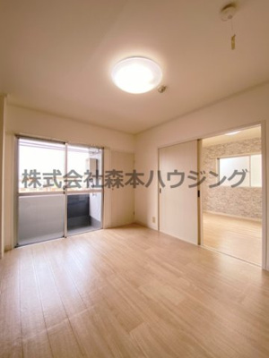 【洋室】 | 　ピュアスモト　C棟 | リビングスペース代わりに使えそうな洋室です