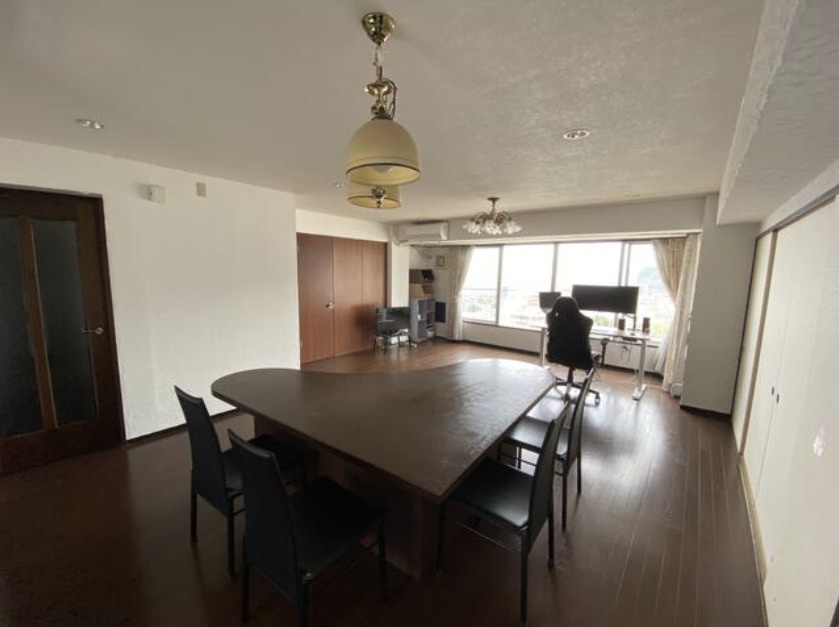 熱海来の宮マンションの居間・リビング