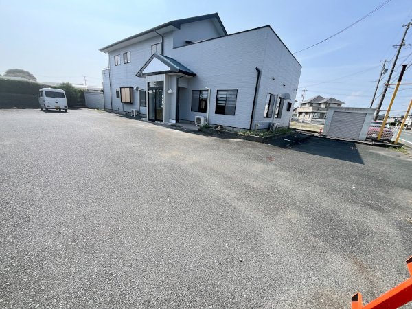 東町住居付店舗の駐車場