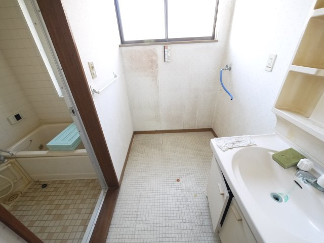 東金市下谷　中古戸建の独立洗面台|敷地約67坪 ４LDK 閑静な分譲地内 南道路で日当たりが良いです 