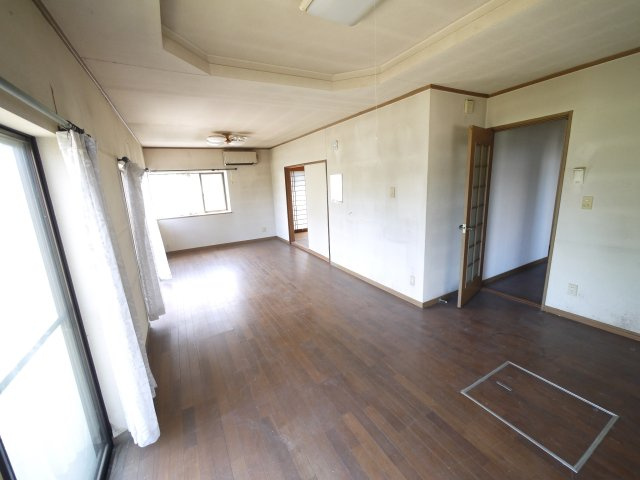 東金市下谷　中古戸建の居間・リビング|敷地約67坪 ４LDK 閑静な分譲地内 南道路で日当たりが良いです 