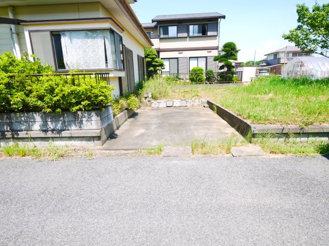 東金市下谷　中古戸建の駐車場|敷地約67坪 ４LDK 閑静な分譲地内 南道路で日当たりが良いです 