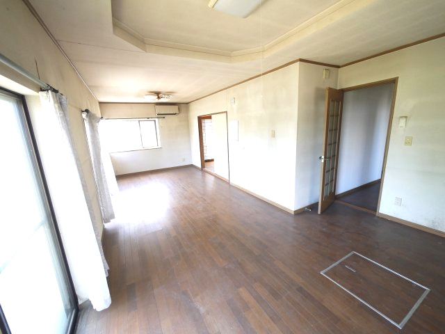 東金市下谷　中古戸建の居間・リビング|敷地約67坪 ４LDK 閑静な分譲地内 南道路で日当たりが良いです 
