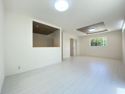 【居間・リビング】 | 金武町金武（全3棟）ラスト1号棟 | 1号棟　LDK19.43帖♪天井はオシャレなアクセントクロス♪