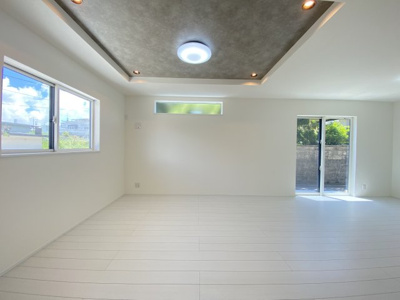 【居間・リビング】 | 金武町金武（全3棟）ラスト1号棟 | 1号棟　LDK19.43帖♪天井はオシャレなアクセントクロス♪