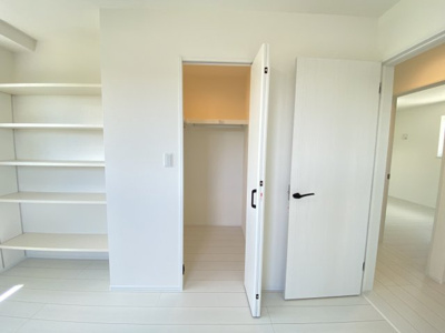 【洋室】 | 金武町金武（全3棟）ラスト1号棟 | 1号棟　洋室6.37帖＋WIC＋可動棚収納付き♪