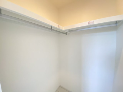 【収納】 | 金武町金武（全3棟）ラスト1号棟 | 1号棟　洋室6.37帖＋WIC＋可動棚収納付き♪