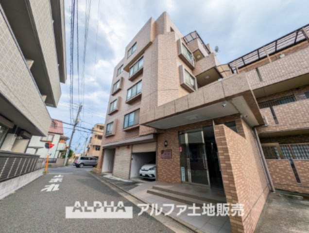 モナークキャッスル立川スカイガーデンの外観|【Welcome】
◆ウェルカム◆帰路につきタイルの上を歩き抜けるとそこには「モナークキャッスル立川スカイガーデン」のエントランス。意匠性高くさり気なく気品ですら感じられる。