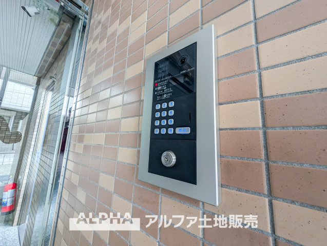 モナークキャッスル立川スカイガーデンの防犯設備|【Auto lock】
◆オートロック◆不要なセールスや不審者をシャットアウトし静かで快適なシステムは私達に恙ないライフスタイルを与えてくれます。