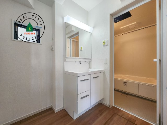 福岡市城南区長尾4丁目第2-4棟（4号棟）の脱衣所|ゆとりの洗面スペースで朝の身支度もスムーズに。暮らしを快適に変えるシャワー付洗面台です！