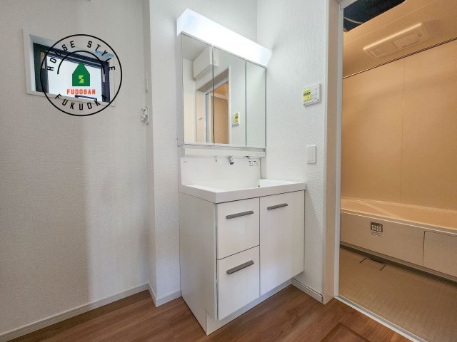 福岡市城南区長尾4丁目第2-4棟（4号棟）の独立洗面台|毎日使うものだから清潔な空間を保ちたい水回り。洗面にはそんな願いを解消させてくれる収納アイデアが満載です。三面鏡の裏側にはキャビネットが現れ小物から背の高い物まで収納できます。