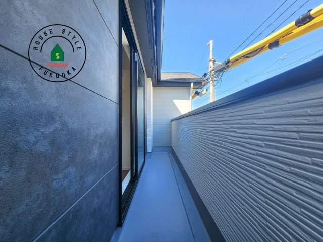 福岡市城南区長尾4丁目第2-4棟（4号棟）のバルコニー|風をしっかりと感じられるバルコニーでは、毎日が洗濯日和です。広々としているので洗濯も楽しくなるでしょうし、気分転換にバルコニーからの眺めを楽しむのもいいでしょう。