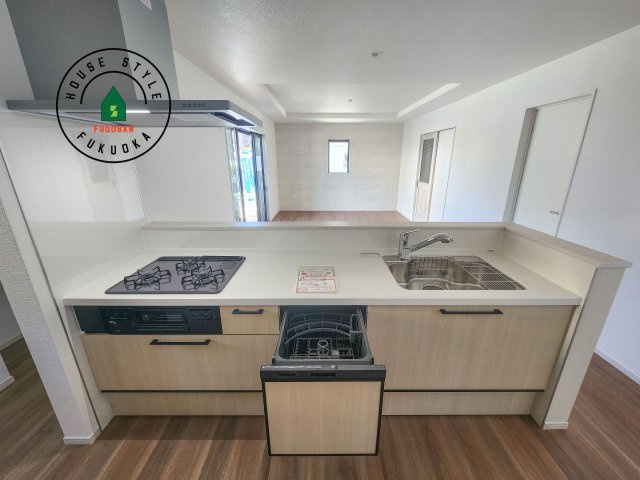 福岡市城南区長尾4丁目第2-4棟（4号棟）のキッチン|ご家族を近くに感じられる対面キッチンのLDK。会話もはずみそうですね。