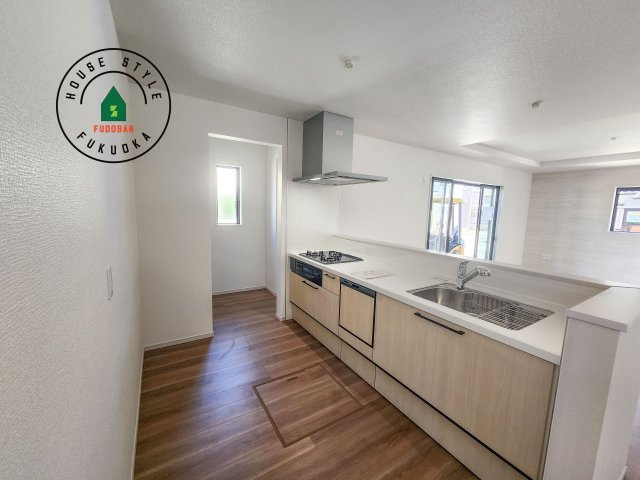 福岡市城南区長尾4丁目第2-4棟（4号棟）のキッチン|明るいキッチン作業スペースを多くとりました。ご夫婦でキッチンに立っても調理がしやすい広さです。食器類もすっきりと片付く収納は魅力的です。