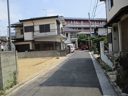 広島市佐伯区坪井1丁目　新築一戸建ての前面道路含む現地写真