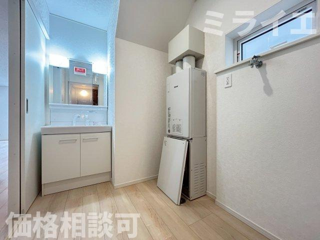 【新築戸建】千歳市信濃1丁目2棟の独立洗面台|広範囲を映すだけではなく、両サイドのミラー裏に収納棚を設け、洗面道具をスッキリ収納できる三面鏡タイプを採用しています。