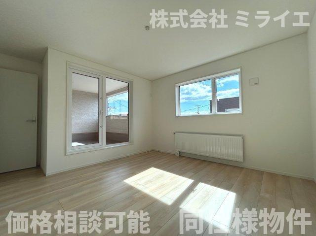 【新築戸建】千歳市信濃1丁目2棟の洋室|2階洋室にはルーフバルコニーが設置されています。