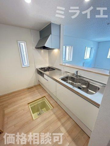 【新築戸建】千歳市信濃1丁目2棟のキッチン|広々システムキッチンは、シンク・調理部分だけではなく、小物から大きな調理器具まで収納でき、出し入れもスムーズな収納充実プランを採用。食洗器設置可能。床下収納あり。