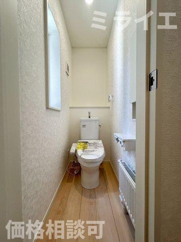 【新築戸建】千歳市信濃1丁目2棟のトイレ|1階・2階に温水洗浄便座を設置。センサーによる便ふたオート開閉機能により、手を触れることがなく快適で衛生面にも配慮されています。