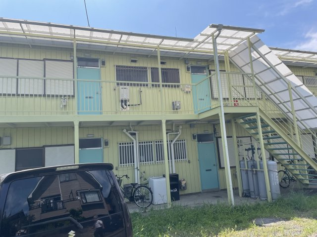 鴻巣市天神２丁目のアパートのエントランス