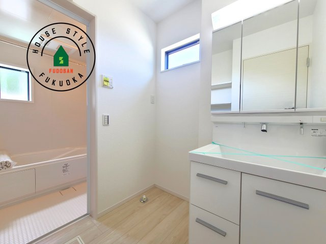 福岡市南区皿山1丁目第6-2棟（2号棟）　の内観：施工例|ゆとりの洗面スペースで朝の身支度もスムーズに。暮らしを快適に変えるシャワー付洗面台です！