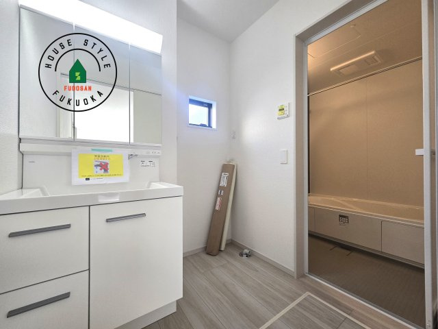 福岡市南区皿山1丁目第6-2棟（2号棟）　の脱衣所|ゆとりの洗面スペースで朝の身支度もスムーズに。暮らしを快適に変えるシャワー付洗面台です！