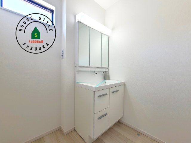 福岡市南区皿山1丁目第6-2棟（2号棟）　の内観：施工例|毎日使うものだから清潔な空間を保ちたい水回り。洗面にはそんな願いを解消させてくれる収納アイデアが満載です。三面鏡の裏側にはキャビネットが現れ小物から背の高い物まで収納できます。