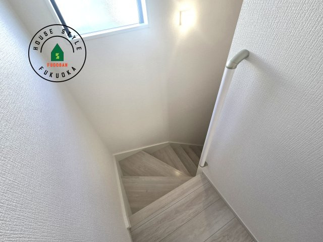 福岡市南区皿山1丁目第6-2棟（2号棟）　の内装|＜手すり付階段＞手すりがないと階段の昇り降りで危険なことはもちろん、壁に手をつきながら歩くことで壁紙が汚れやすくなります。すべての方に快適に昇り降りしていただくため、手すりを設置しました。