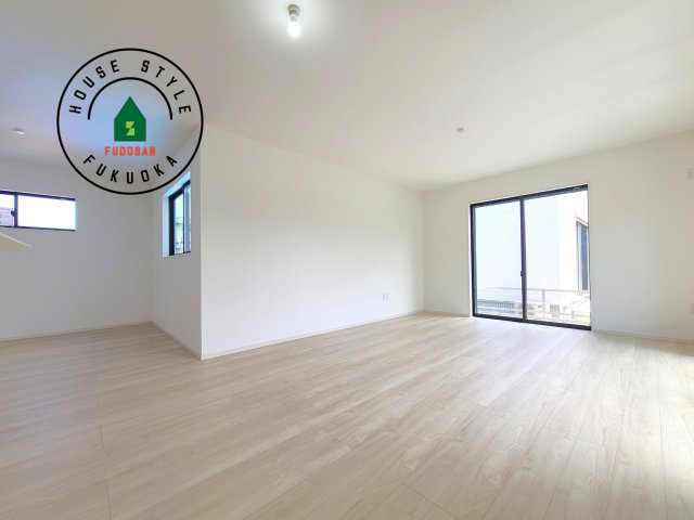 福岡市南区皿山1丁目第6-2棟（2号棟）　の内観：施工例|キッチンからリビングをしっかり確認できます。家族の笑顔があふれる空間になりそうですね。