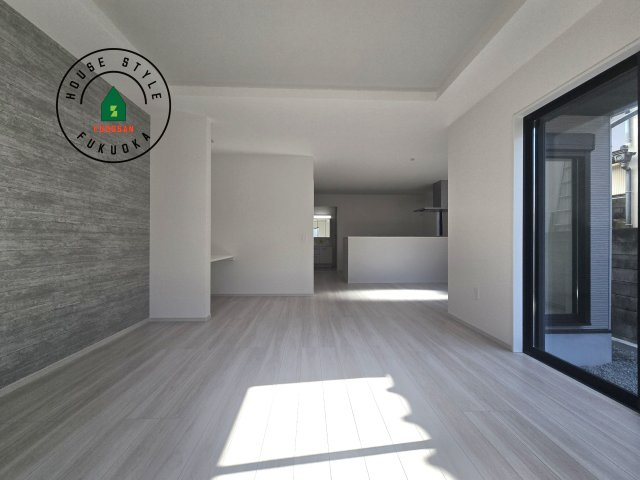 福岡市南区皿山1丁目第6-2棟（2号棟）　の居間・リビング|キッチンからリビングをしっかり確認できます。家族の笑顔があふれる空間になりそうですね。