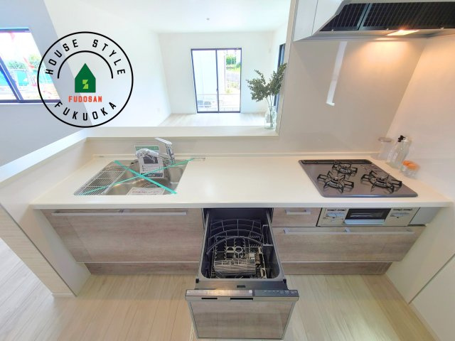 福岡市南区皿山1丁目第6-2棟（2号棟）　の内観：施工例|ご家族を近くに感じられる対面キッチンのLDK。会話もはずみそうですね。