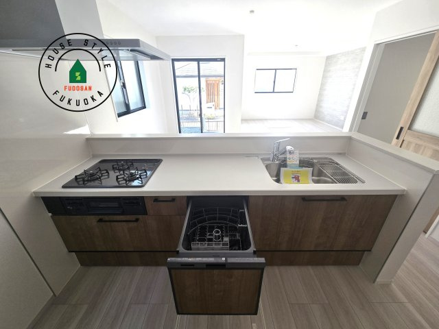 福岡市南区皿山1丁目第6-2棟（2号棟）　のキッチン|ご家族を近くに感じられる対面キッチンのLDK。会話もはずみそうですね。