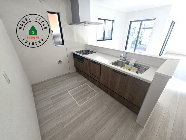 福岡市南区皿山1丁目第6-2棟（2号棟）　のキッチン|明るいキッチン作業スペースを多くとりました。ご夫婦でキッチンに立っても調理がしやすい広さです。食器類もすっきりと片付く収納は魅力的です。