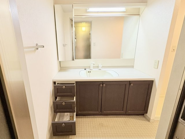 パストラルハイム幸壱番館　中央区幸１丁目の独立洗面台|洗面台がとても広い！この物件の最もおすすめなポイントです♪