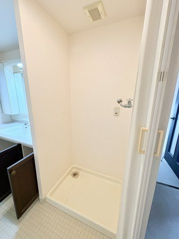 パストラルハイム幸壱番館　中央区幸１丁目のランドリースペース|洗面の隣に仕切られた洗濯機置き場あります。防水パン設置済み。