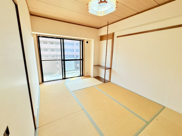 パストラルハイム幸壱番館　中央区幸１丁目の和室|北側の6帖の和室。明るくて落ち着く空間です。