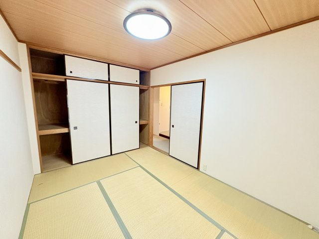 パストラルハイム幸壱番館　中央区幸１丁目の和室|押入れもかあり。収納力あります。