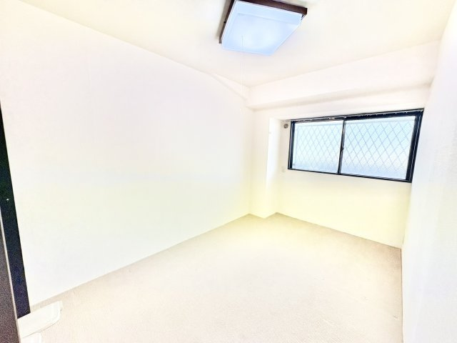 パストラルハイム幸壱番館　中央区幸１丁目の洋室|北西側の6帖の洋室。シンプルで使い勝手の良い部屋です。